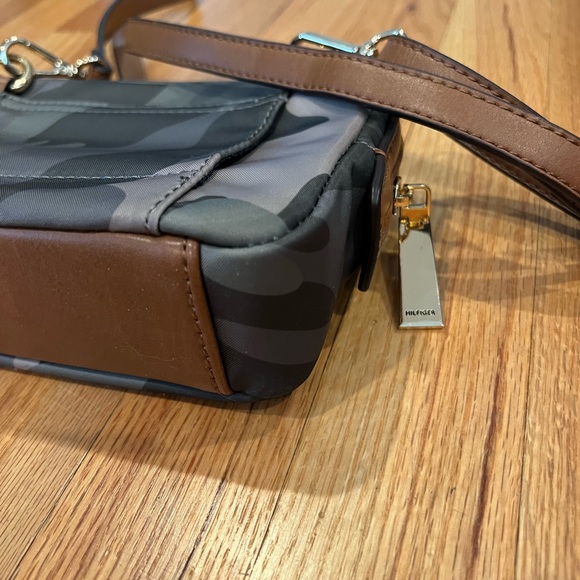 Tommy HILFIGER crossbody/belt bag EUC - Picture 5 of 14
